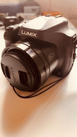Cámara Panasonic Lumix FZ83 en su caja
