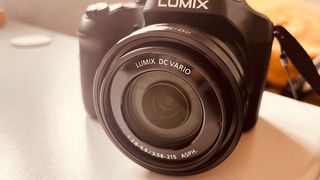 Cámara Panasonic Lumix FZ83 en su caja