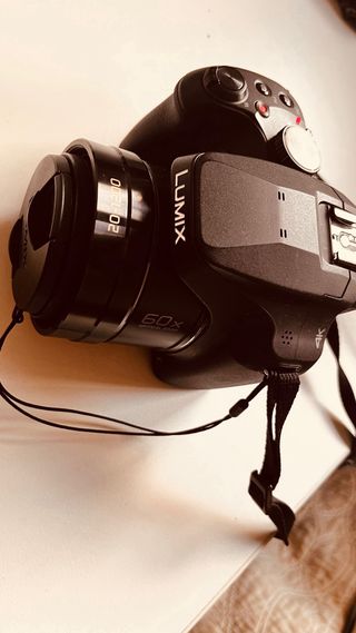 Cámara Panasonic Lumix FZ83 en su caja