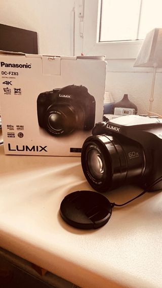 Cámara Panasonic Lumix FZ83 en su caja