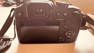 Cámara Panasonic Lumix FZ83 en su caja