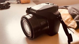 Cámara Panasonic Lumix FZ83 en su caja