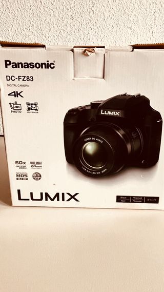 Cámara Panasonic Lumix FZ83 en su caja