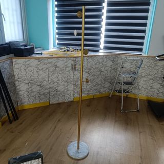 perchero de pie metálico en acabado dorado