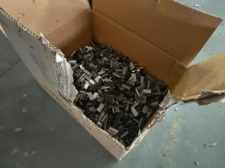 Máquina flejadora con rollo de fleje y grapas.