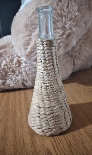 Piccola bottiglia vintage in vetro e paglia