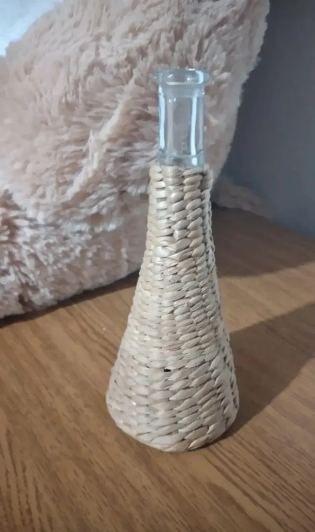 Piccola bottiglia vintage in vetro e paglia