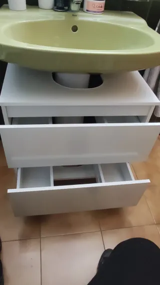 Mueble de baño blanco, es nuevo, sin estrenar