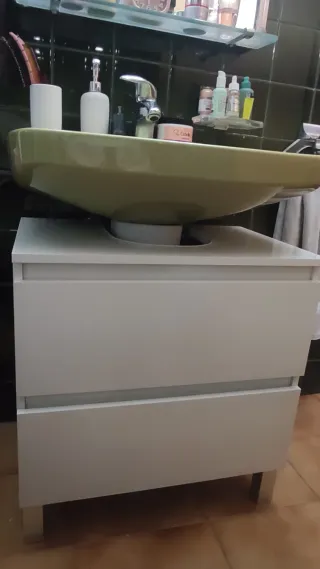 Mueble de baño blanco, es nuevo, sin estrenar