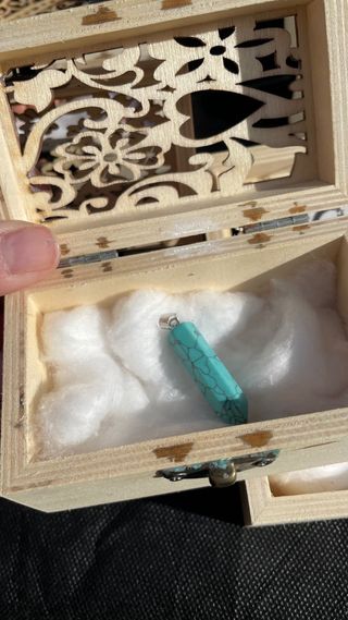 Caja madera con pulsera piedras naturales o colgan