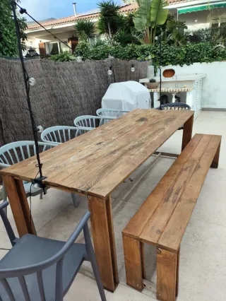 Mesa de madera rectangular con banco