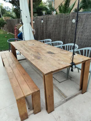 Mesa de madera rectangular con banco