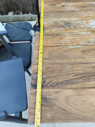 Mesa de madera rectangular con banco