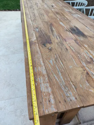 Mesa de madera rectangular con banco