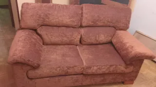 Sofá de tela marrón