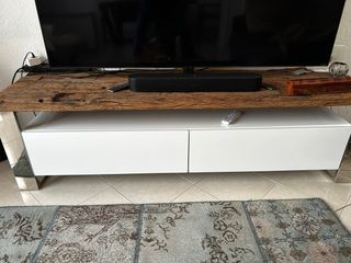 Aparador moderno blanco y madera con patas de Inox