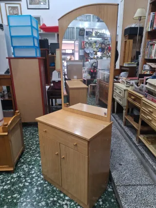 Tocador de madera con espejo