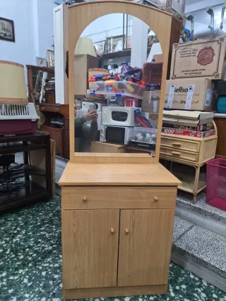 Tocador de madera con espejo
