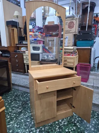 Tocador de madera con espejo