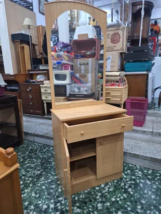 Tocador de madera con espejo