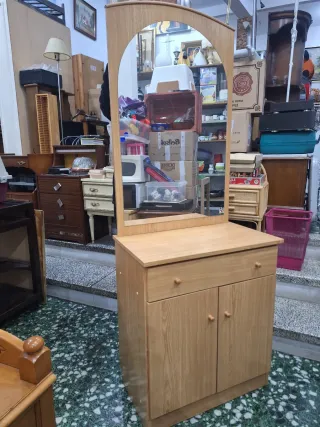 Tocador de madera con espejo