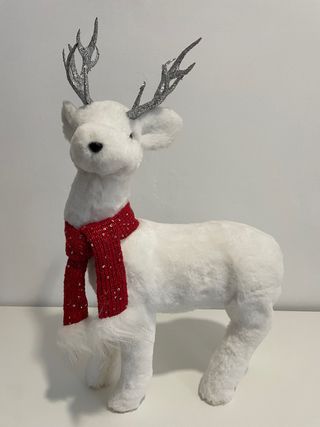 Reno navideño blanco decorativo con bufanda roja