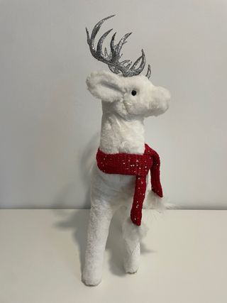 Reno navideño blanco decorativo con bufanda roja