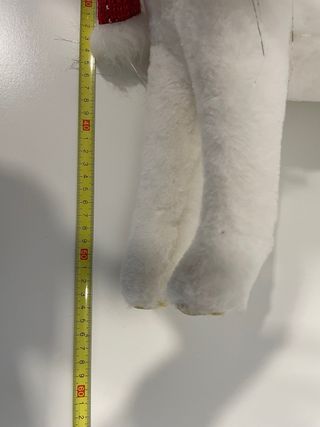 Reno navideño blanco decorativo con bufanda roja