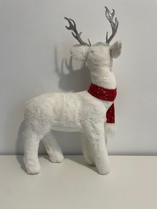 Reno navideño blanco decorativo con bufanda roja