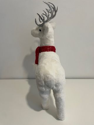 Reno navideño blanco decorativo con bufanda roja