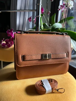 Borsa nuova color cuoio con etichetta