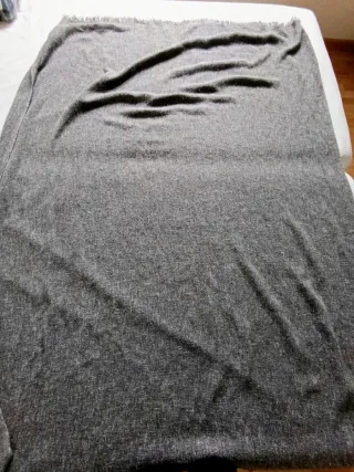 Manta decorativa pequeña gris