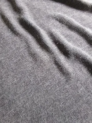 Manta decorativa pequeña gris