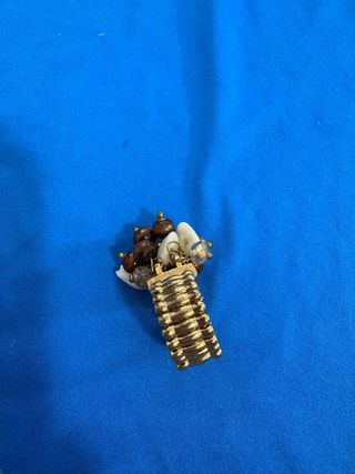 Anello con perline e dettagli dorati