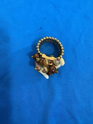 Anello con perline e dettagli dorati