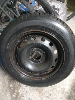 Rueda 175/65 R14 completa Michelin.