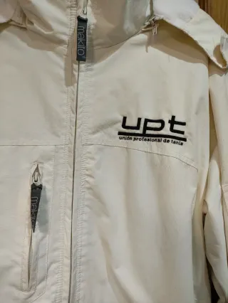 Chaqueta cortavientos hombre UPT