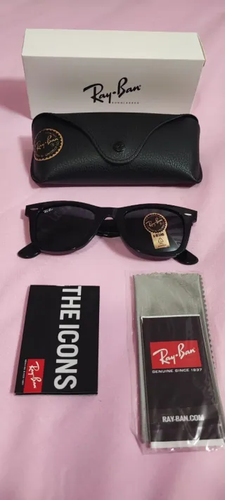Occhiali da sole  Ray-Ban modello Wayfarer.