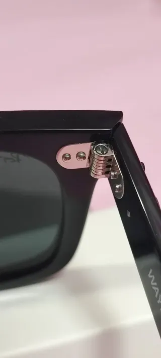 Occhiali da sole  Ray-Ban modello Wayfarer.