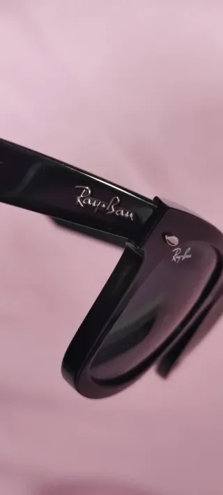 Occhiali da sole  Ray-Ban modello Wayfarer.