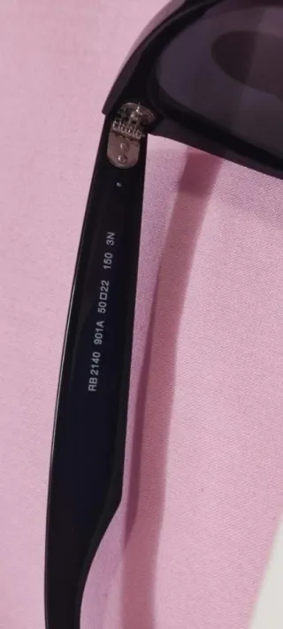 Occhiali da sole  Ray-Ban modello Wayfarer.