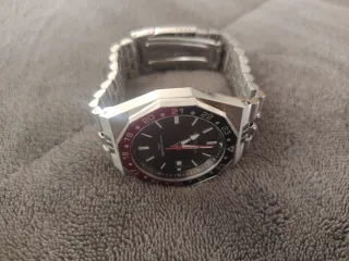 Reloj de pulsera plateado con bisel GMT
