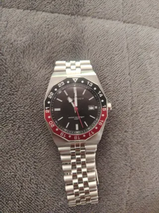 Reloj de pulsera plateado con bisel GMT