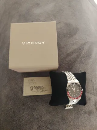 Reloj de pulsera plateado con bisel GMT