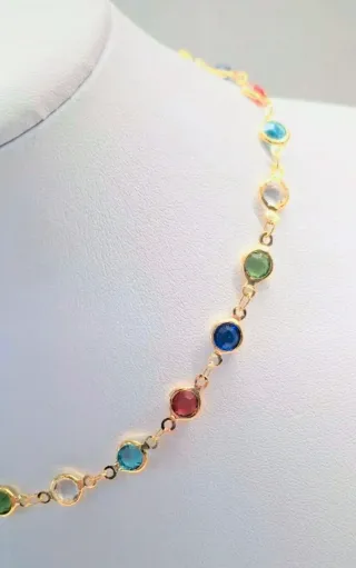 collana girocollo dorata con cristalli colorati