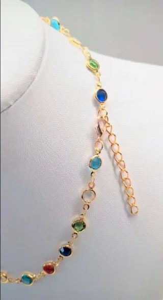 collana girocollo dorata con cristalli colorati