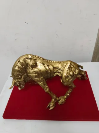 Scultura toro di Picasso dorata