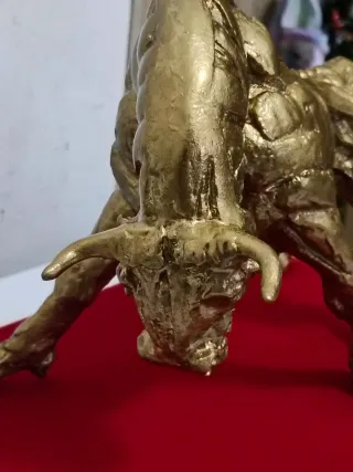 Scultura toro di Picasso dorata