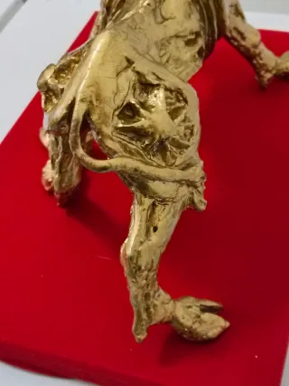 Scultura toro di Picasso dorata