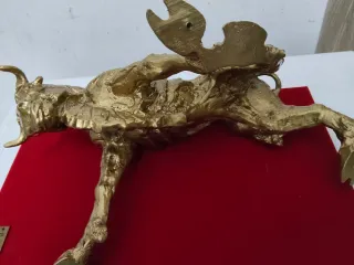 Scultura toro di Picasso dorata